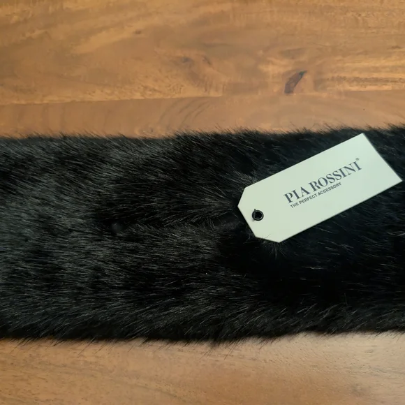Elegant Black Faux Fur Scarf - Picture 5 of 6